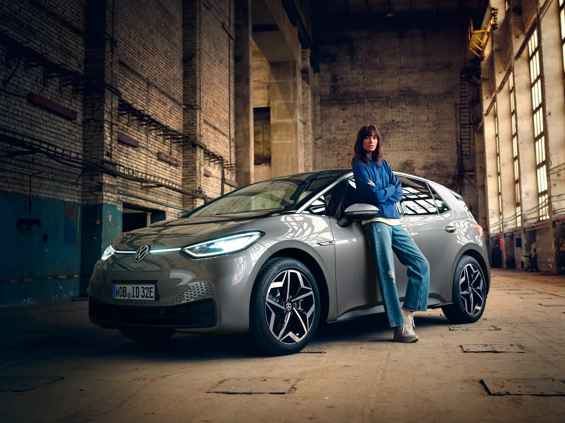 IN0173_id3-1st_3-4-front_grey_warehouse