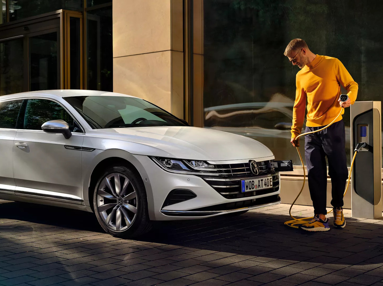 at0546-arteon-shootingbrake-ehybrid-exterior-3-4-front-side-charging1-1